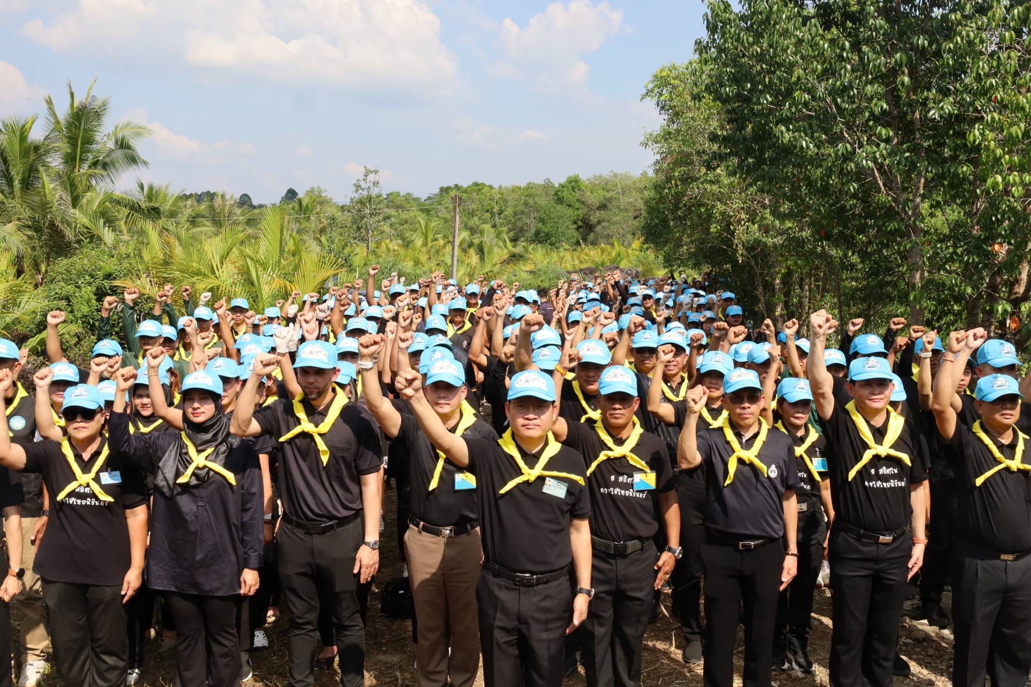 title - ส.ป.ก.กระบี่ ร่วมกิจกรรมจิตอาสาพัฒนา เนื่องในวันคล้ายวันพระบรมราชสมภพ พระบาทสมเด็จพระบรมชนกาธิเบศร มหาภูมิพลอดุลยเดชมหาราช บรมนาถบพิตร วันชาติ และวันพ่อแห่งชาติ 5 ธันวาคม 2568